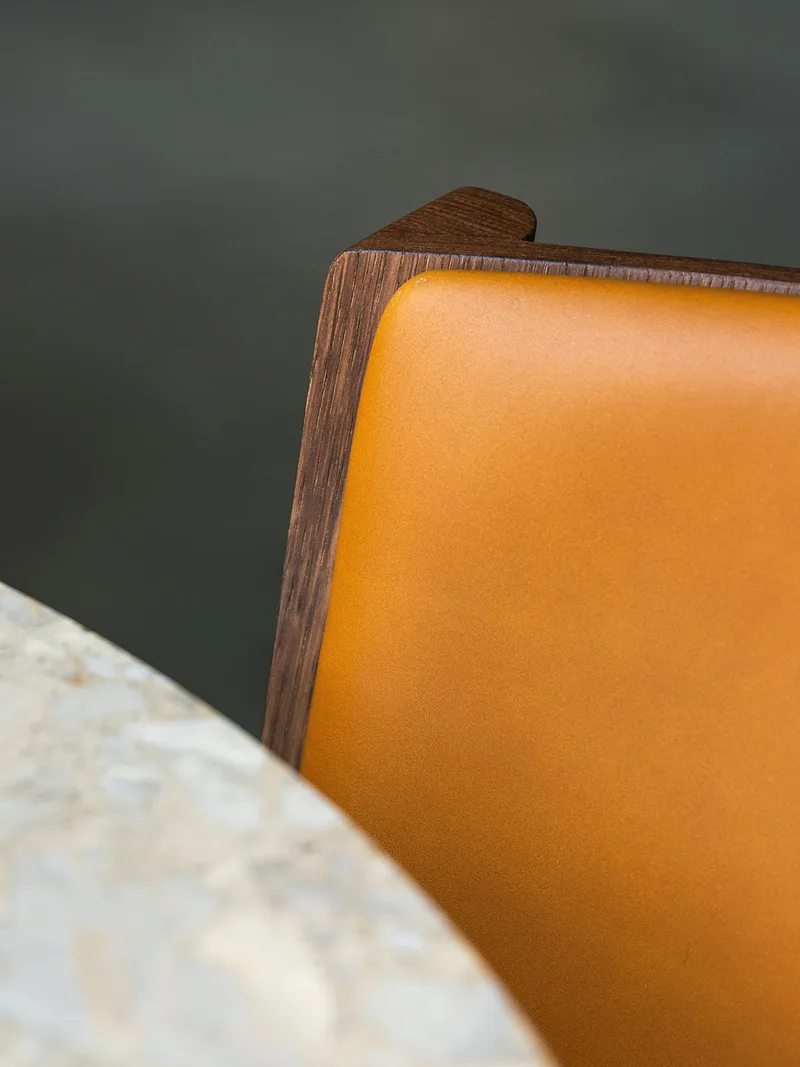 Ready Dining Chair de Audo Copenhagen en Red Stained Oak, Sierra 1001, Front Upholstered – photo d’ambiance 6 sur 19