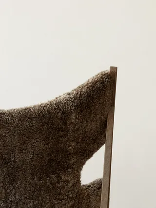 Knitting Lounge Chair de Audo Copenhagen en Sheepskin Sahara, Walnut, Sheepskin – photo d’ambiance 7 sur 37