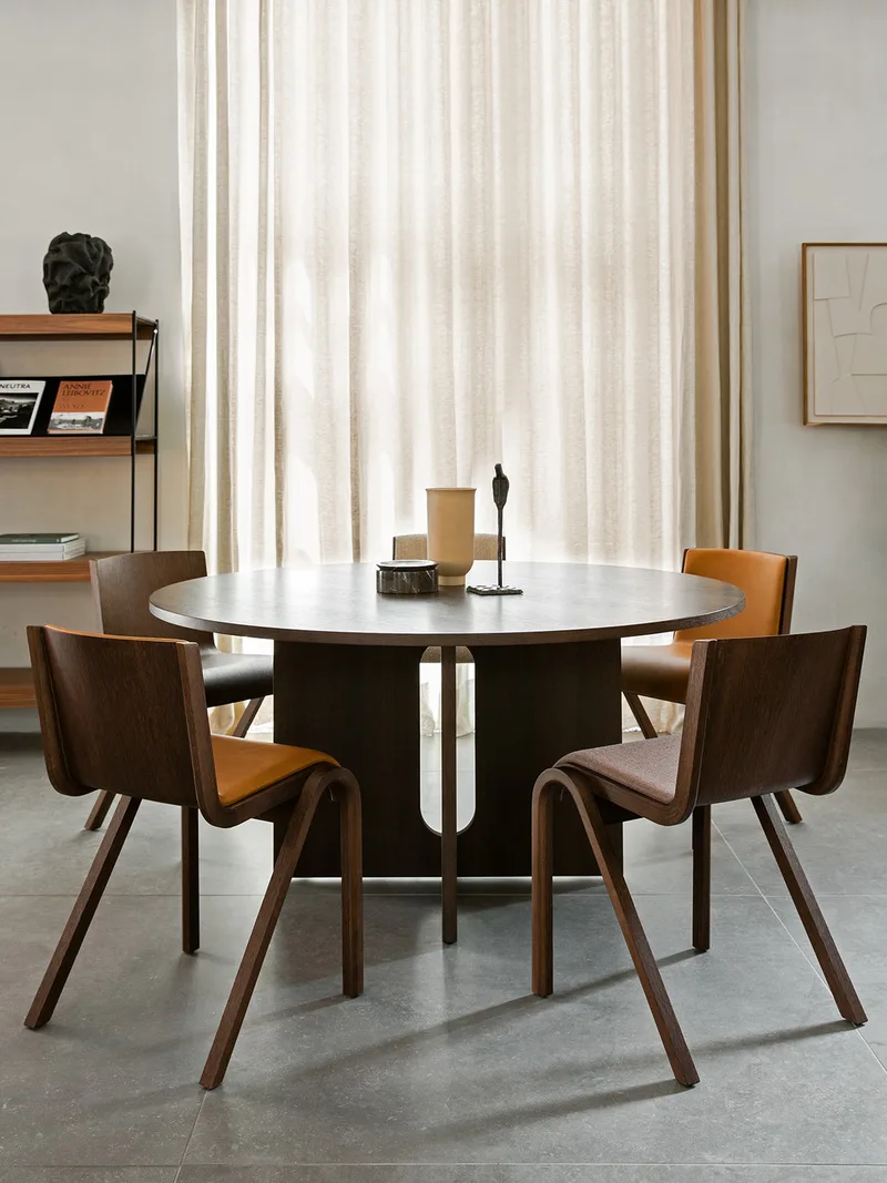 Ready Dining Chair de Audo Copenhagen en Red Stained Oak, Sierra 1001, Front Upholstered – photo d’ambiance 10 sur 19