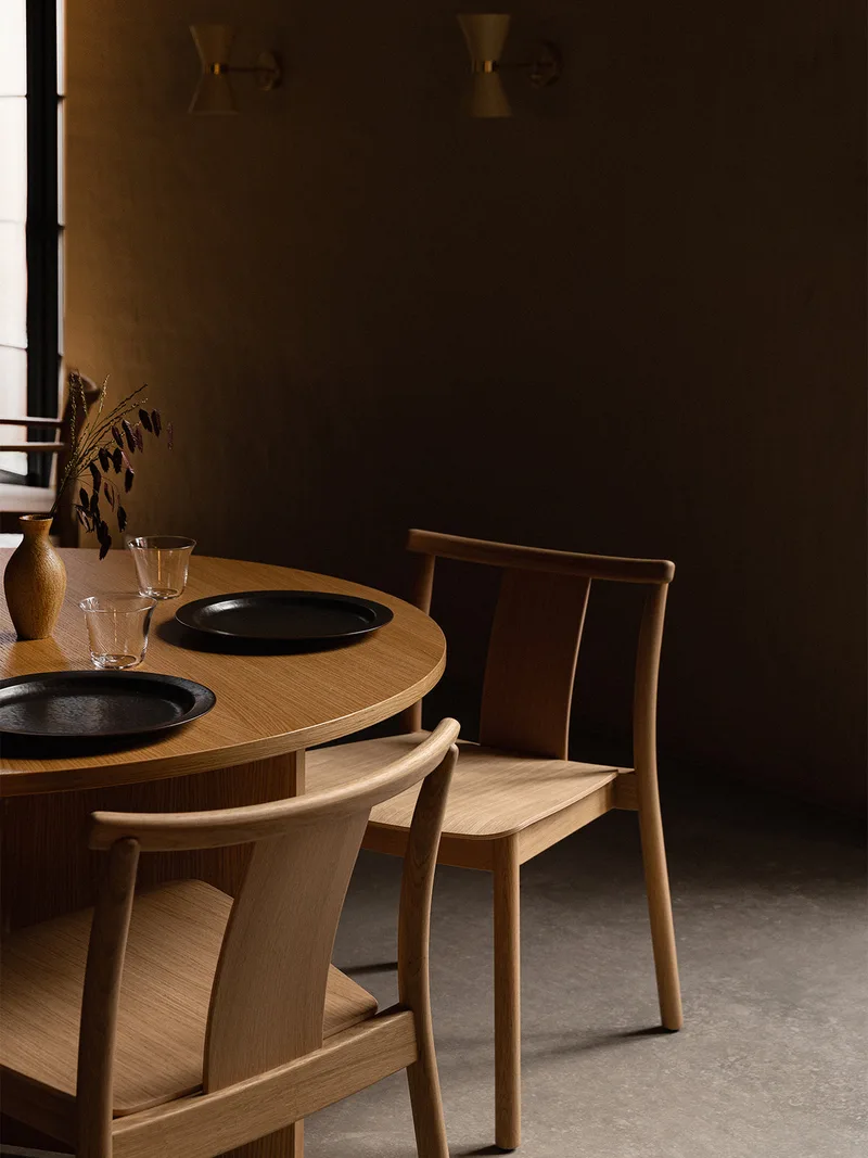 Merkur Dining Chair van Audo Copenhagen in Black Oak, Hallingdal 65 0370 – sfeerfoto 4 van 6