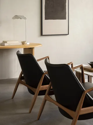 The Seal Lounge Chair van Audo Copenhagen in Walnut, Dunes Camel 21004, Low Back – sfeerfoto 5 van 7