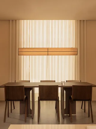 Ready Dining Chair de Audo Copenhagen en Red Stained Oak, Sierra 1001, Front Upholstered – photo d’ambiance 8 sur 19