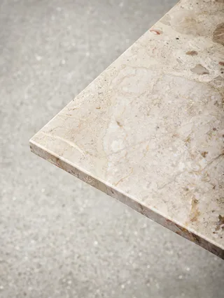 Harbour Column Counter Table von Audo Copenhagen in Round base, 70 × 60 cm, Linoleum Charcoal – Ambientefoto 6 von 8