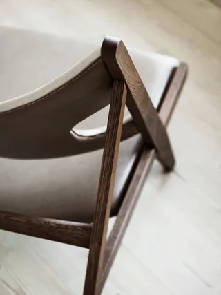Knitting Lounge Chair de Audo Copenhagen en Natural Oak, Dunes Cognac 21000, Leather – photo d’ambiance 2 sur 17