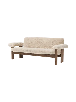 Brasilia Sofa van Audo Copenhagen in Walnut, Sheepskin Root, Sheepskin – productfoto 3 van 20