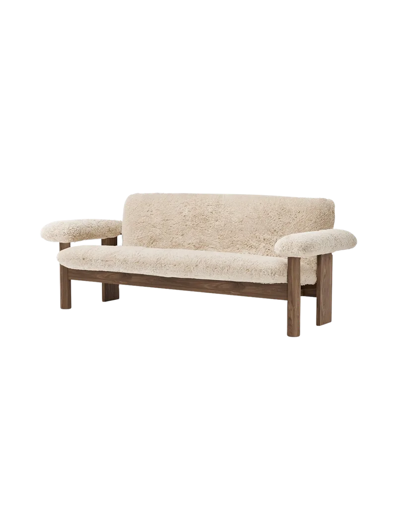 Brasilia Sofa van Audo Copenhagen in Walnut, Sheepskin Root, Sheepskin – productfoto 3 van 20