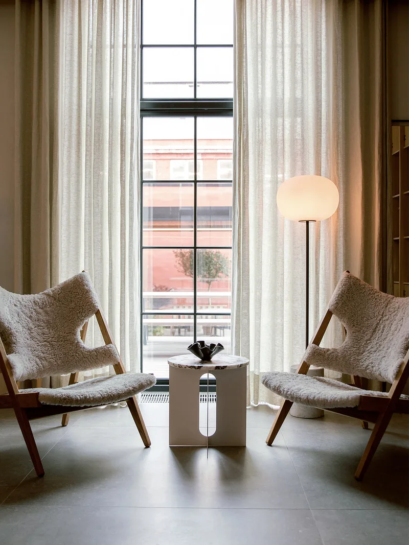 Knitting Lounge Chair de Audo Copenhagen en Sheepskin Sahara, Walnut, Sheepskin – photo d’ambiance 17 sur 37