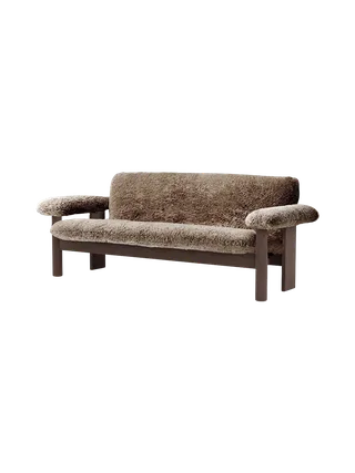 Brasilia Sofa van Audo Copenhagen in Walnut, Sheepskin Root, Sheepskin – productfoto 12 van 20