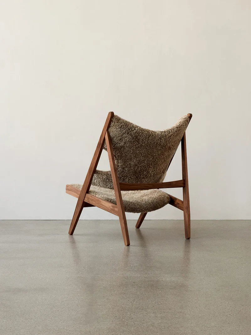 Knitting Lounge Chair de Audo Copenhagen en Sheepskin Sahara, Walnut, Sheepskin – photo d’ambiance 10 sur 37