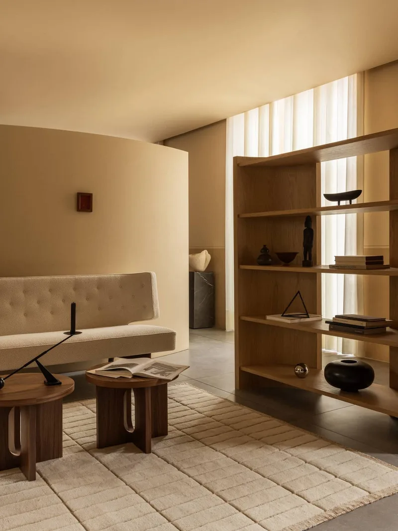 Androgyne Side Table de Audo Copenhagen en Natural Oak, Kunis Breccia, Ø50 – photo d’ambiance 1 sur 4