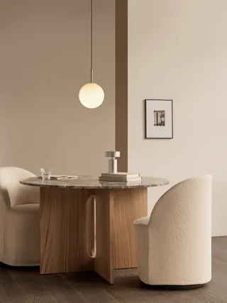 Androgyne Dining Table van Audo Copenhagen in 120 cm, Natural Oak, Round – sfeerfoto 1 van 3