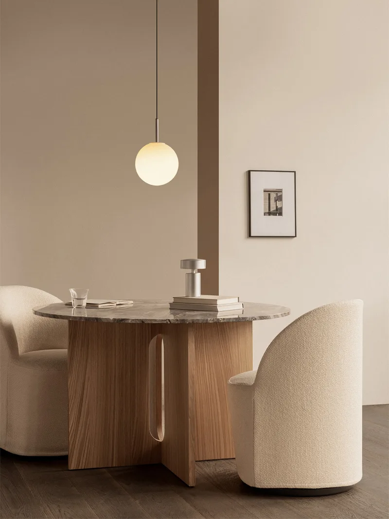 Androgyne Dining Table van Audo Copenhagen in 120 cm, Natural Oak, Round – sfeerfoto 1 van 3