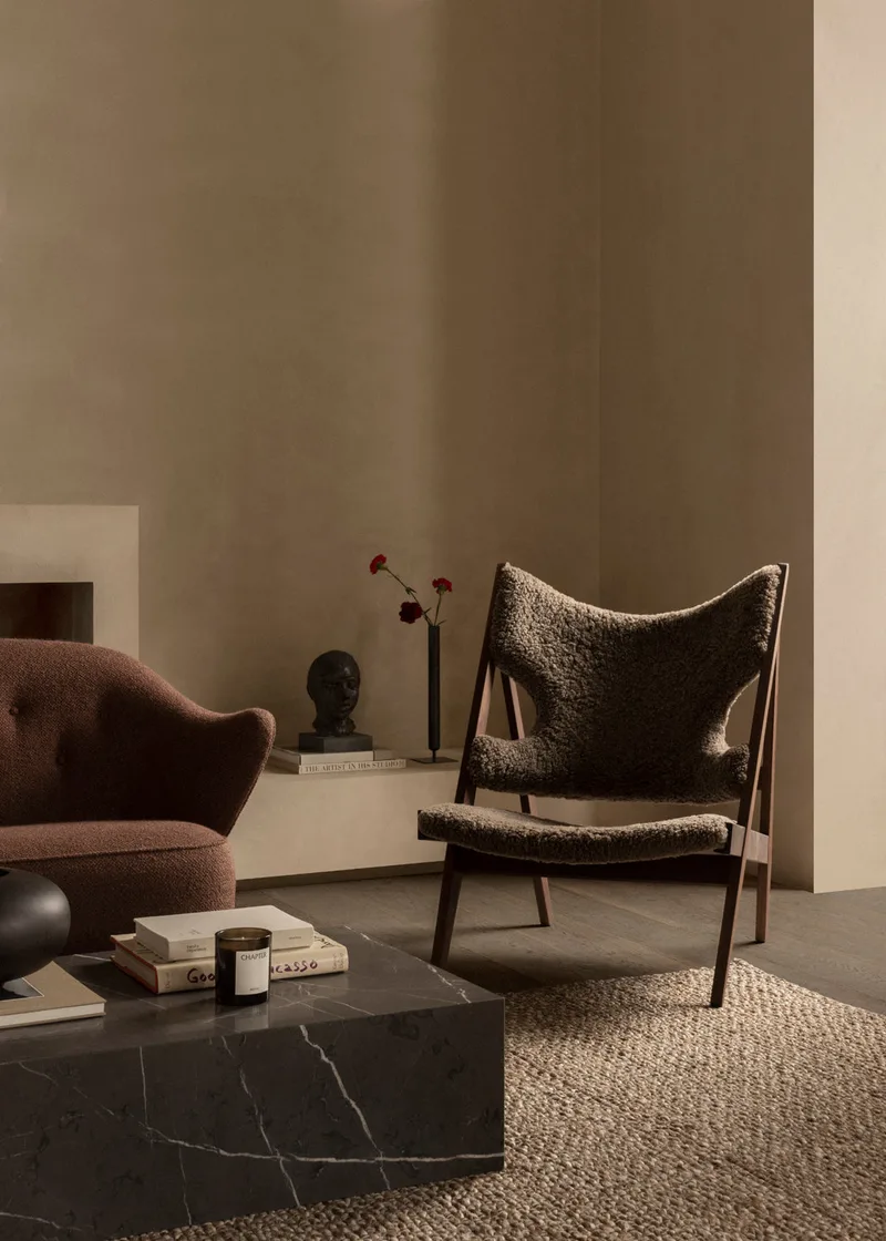 Knitting Lounge Chair de Audo Copenhagen en Sheepskin Sahara, Walnut, Sheepskin – photo d’ambiance 2 sur 37