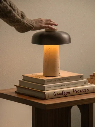Reverse Table Lamp, Portable van Audo Copenhagen – sfeerfoto 3 van 8
