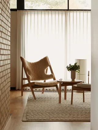 Knitting Lounge Chair de Audo Copenhagen en Natural Oak, Dunes Cognac 21000, Leather – photo d’ambiance 3 sur 17