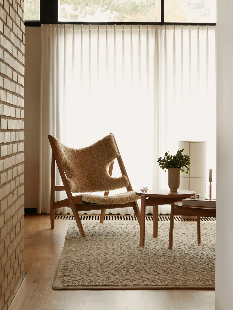Knitting Lounge Chair de Audo Copenhagen en Natural Oak, Dunes Cognac 21000, Leather – photo d’ambiance 3 sur 17