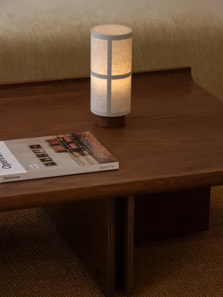 Conrad Lounge Table de Audo Copenhagen en 149 × 74, Natural Oak – photo d’ambiance 8 sur 10