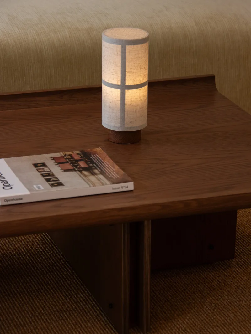 Conrad Lounge Table de Audo Copenhagen en 149 × 74, Natural Oak – photo d’ambiance 8 sur 10