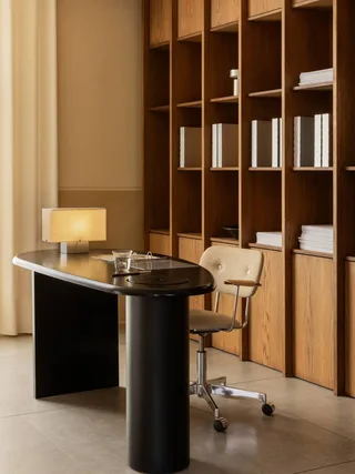 Nonna Table Lamp by Audo Copenhagen in H24, Aluminium – interior photo 3 of 9