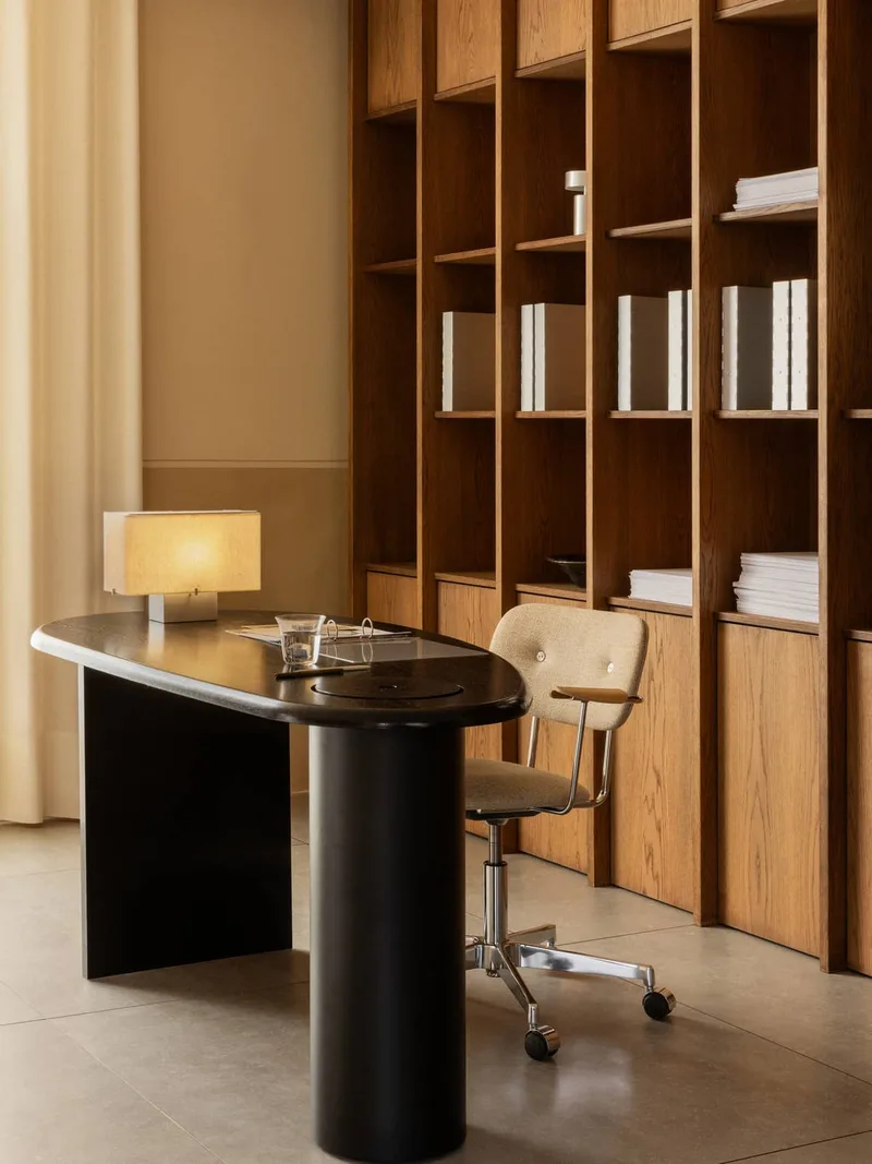 Nonna Table Lamp by Audo Copenhagen in H24, Aluminium – interior photo 3 of 9
