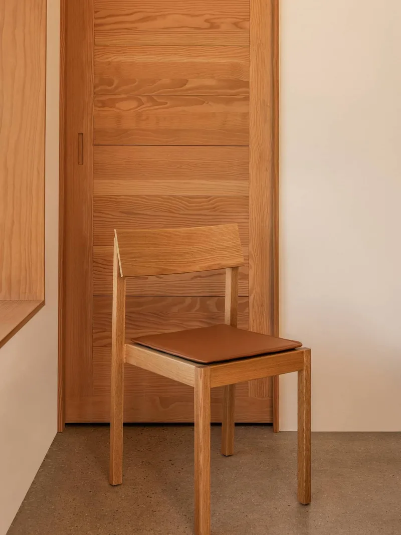 Mauro Dining Chair van Audo Copenhagen in Wood Seat, Natural Oak – sfeerfoto 2 van 28