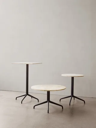 Harbour Column Counter Table von Audo Copenhagen in Round base, 70 × 60 cm, Linoleum Charcoal – Ambientefoto 2 von 8