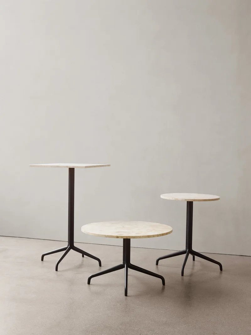 Harbour Column Counter Table von Audo Copenhagen in Round base, 70 × 60 cm, Linoleum Charcoal – Ambientefoto 2 von 8