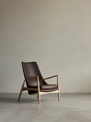 The Seal Lounge Chair van Audo Copenhagen in Natural Oak, Re-wool 218, High Back – sfeerfoto 2 van 4