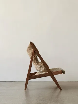 Knitting Lounge Chair de Audo Copenhagen en Sheepskin Sahara, Walnut, Sheepskin – photo d’ambiance 12 sur 37