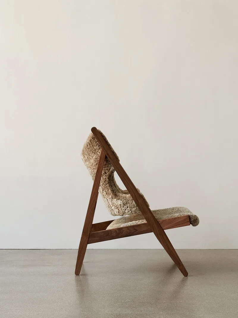 Knitting Lounge Chair de Audo Copenhagen en Sheepskin Sahara, Walnut, Sheepskin – photo d’ambiance 12 sur 37