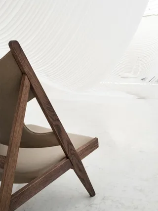Knitting Lounge Chair de Audo Copenhagen en Natural Oak, Dunes Cognac 21000, Leather – photo d’ambiance 11 sur 17