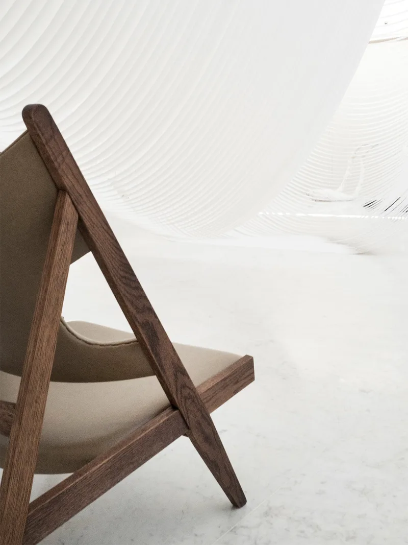 Knitting Lounge Chair de Audo Copenhagen en Natural Oak, Dunes Cognac 21000, Leather – photo d’ambiance 11 sur 17