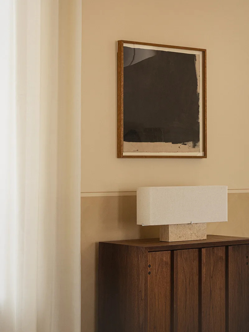 Nonna Table Lamp van Audo Copenhagen in H30, Travertine – sfeerfoto 2 van 13