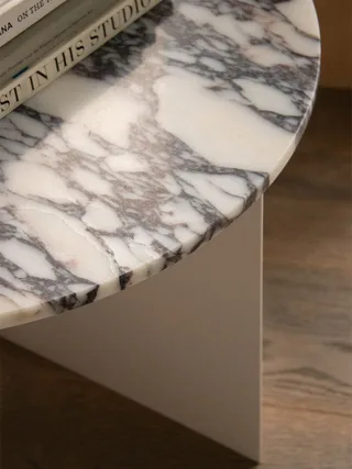 Androgyne Side Table de Audo Copenhagen en Crystal Rose Marble, Table Top Ø65 – photo d’ambiance 2 sur 5