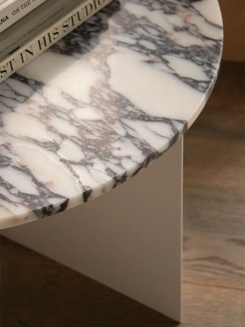 Androgyne Side Table de Audo Copenhagen en Crystal Rose Marble, Table Top Ø65 – photo d’ambiance 2 sur 5