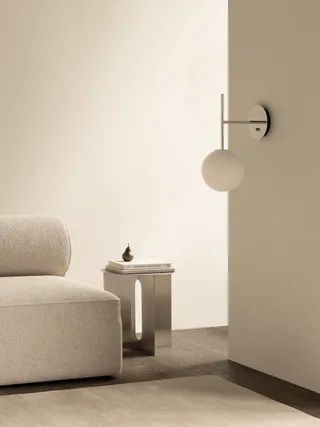 TR Bulb von Audo Copenhagen in Brushed Brass, Suspended Wall Lamp – Ambientefoto 8 von 20