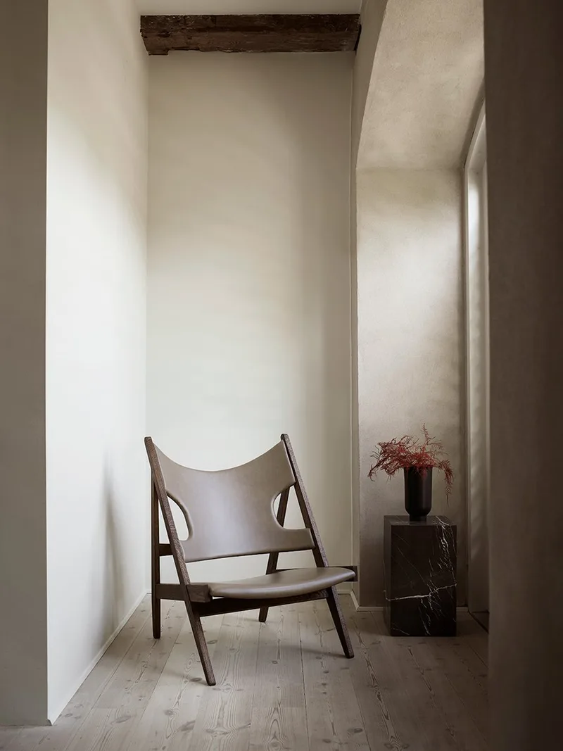 Knitting Lounge Chair de Audo Copenhagen en Natural Oak, Dunes Cognac 21000, Leather – photo d’ambiance 1 sur 17