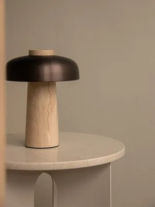 Reverse Table Lamp, Portable van Audo Copenhagen – sfeerfoto 1 van 8