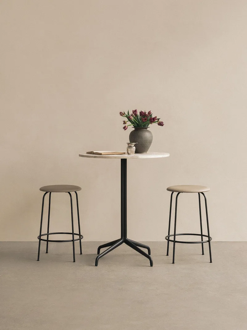 Harbour Column Counter Table von Audo Copenhagen in Round base, 70 × 60 cm, Linoleum Charcoal – Ambientefoto 5 von 8