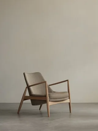 The Seal Lounge Chair van Audo Copenhagen in Walnut, Dunes Camel 21004, Low Back – sfeerfoto 6 van 7