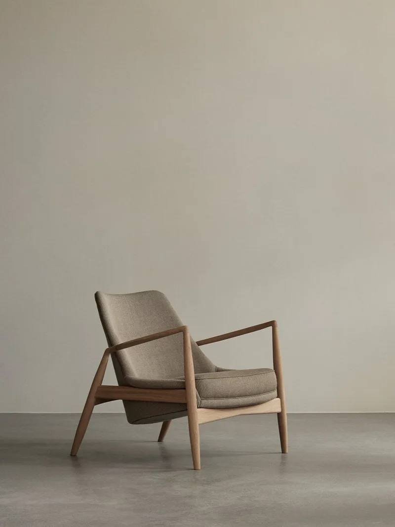 The Seal Lounge Chair van Audo Copenhagen in Walnut, Dunes Camel 21004, Low Back – sfeerfoto 6 van 7