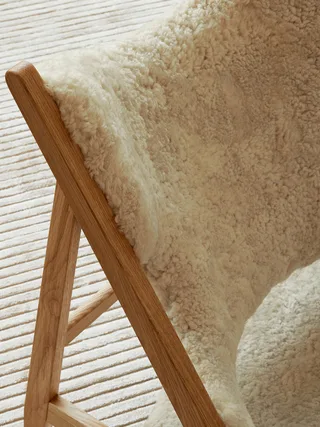 Knitting Lounge Chair de Audo Copenhagen en Sheepskin Sahara, Walnut, Sheepskin – photo d’ambiance 3 sur 37