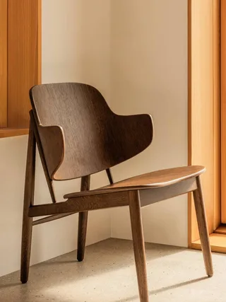 The Penguin Wooden Lounge Chair van Audo Copenhagen in Natural Oak – sfeerfoto 2 van 7