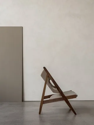Knitting Lounge Chair de Audo Copenhagen en Natural Oak, Dunes Cognac 21000, Leather – photo d’ambiance 9 sur 17