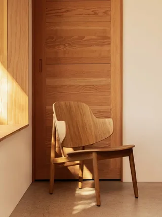 The Penguin Wooden Lounge Chair van Audo Copenhagen in Natural Oak – sfeerfoto 1 van 7