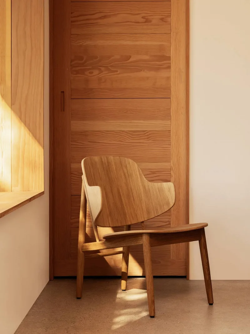 The Penguin Wooden Lounge Chair van Audo Copenhagen in Natural Oak – sfeerfoto 1 van 7