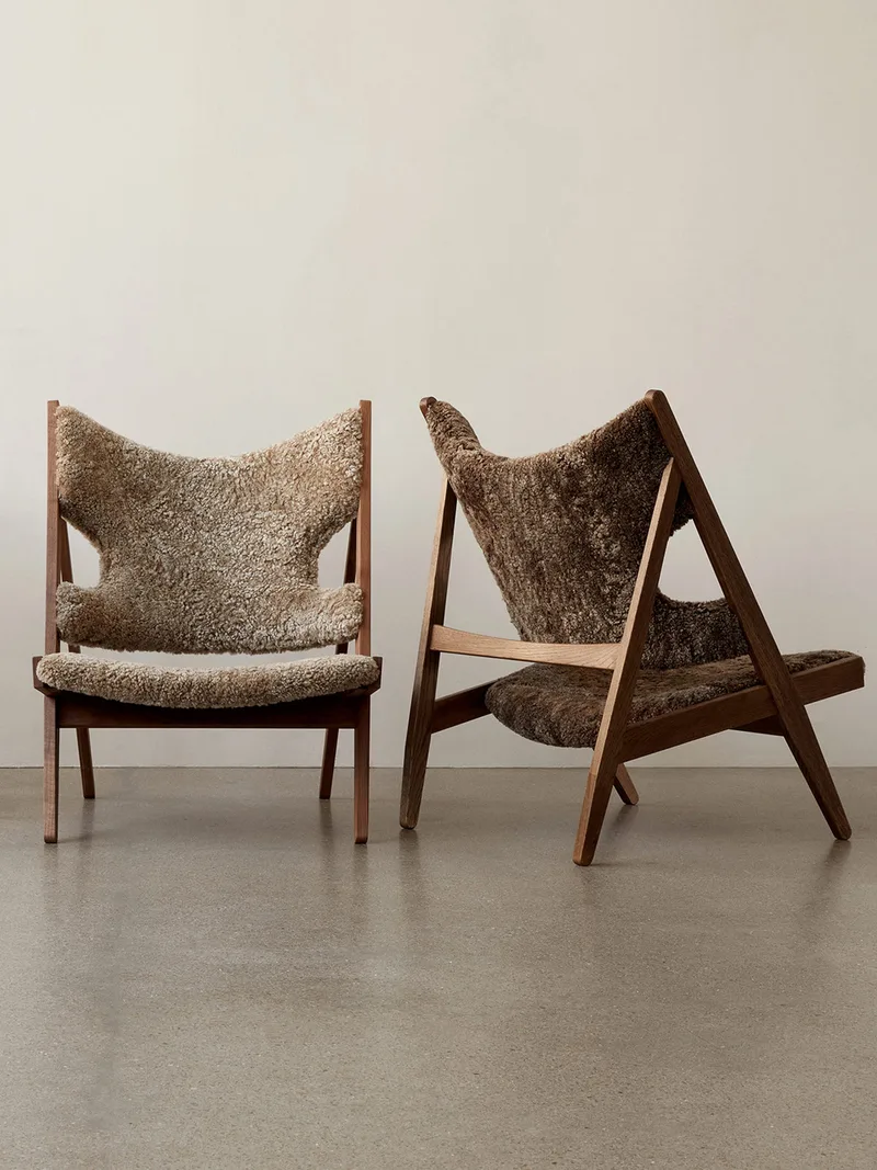 Knitting Lounge Chair de Audo Copenhagen en Sheepskin Sahara, Walnut, Sheepskin – photo d’ambiance 13 sur 37