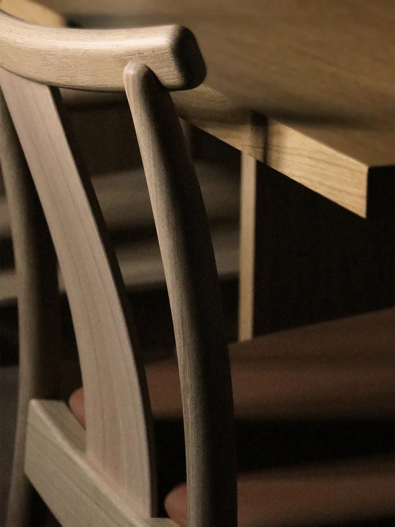 Merkur Dining Chair van Audo Copenhagen in Black Oak, Hallingdal 65 0370 – sfeerfoto 2 van 6