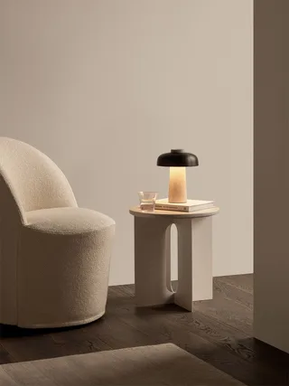 Reverse Table Lamp, Portable van Audo Copenhagen – sfeerfoto 5 van 8