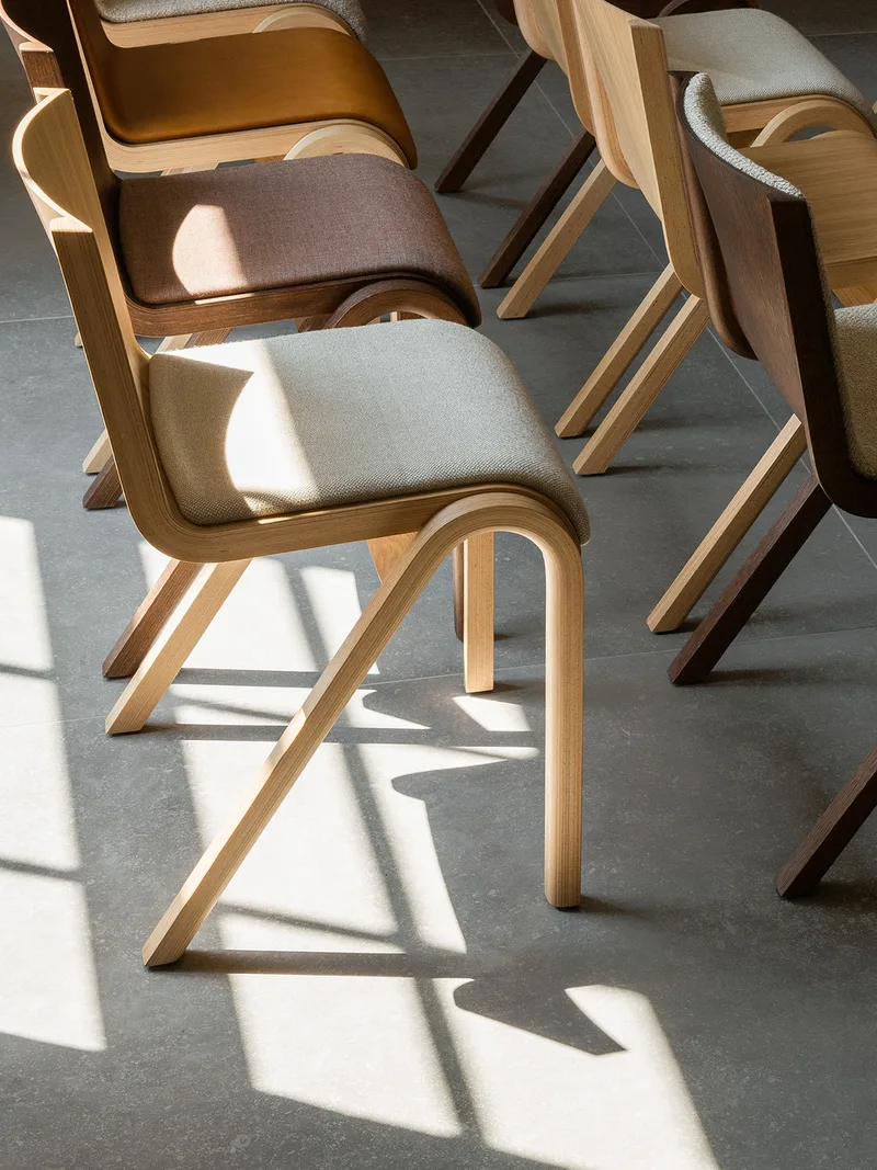 Ready Dining Chair de Audo Copenhagen en Red Stained Oak, Logan Jasmine, Seat Upholstered – photo d’ambiance 10 sur 16